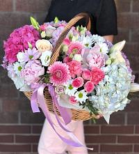 Композиция солнечный день в Поселок Зверосовхоза Цветочная композиция из Розы, Хризантемы, Пионы и Лизиантусы в корзине в Поселок Зверосовхоза