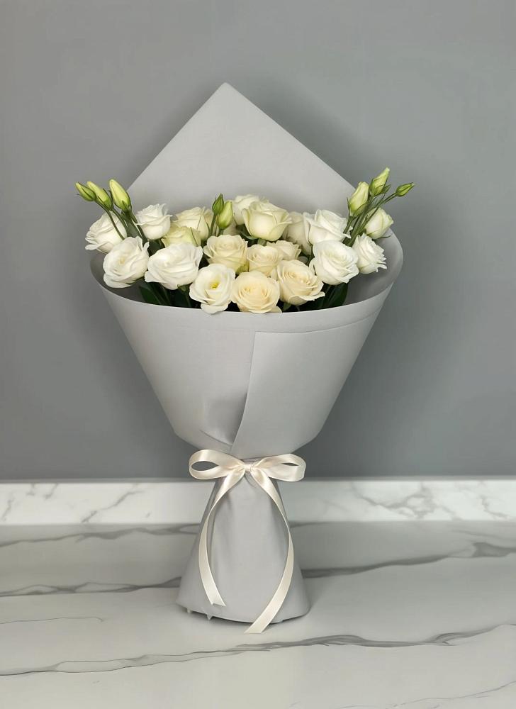 Букет цветов из: Розы и Лизиантусы в Поселок Зверосовхоза