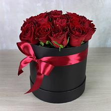 Цветочная композиция из Розы в шляпной коробке в Поселок Зверосовхоза